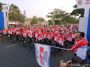 Sinergitas TNI-Polri, Ribuan Warga Jatim Ngonthel Bareng Tiga Pilar