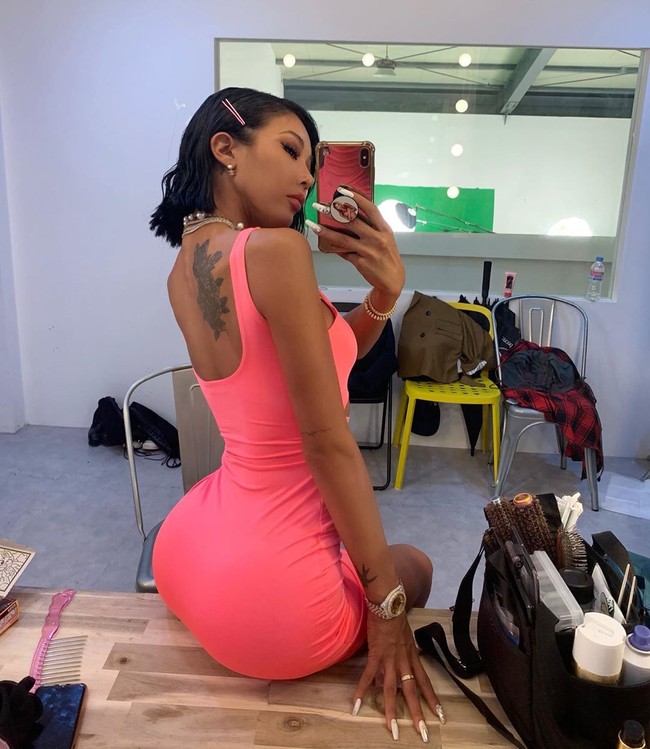 Rapper yang besar di New Jersey itu memang lebih sering menggunakan pakaian seksi. Seperti penampilannya kali yang mengenakan dress mini ketat.  Foto: dok. Instagram