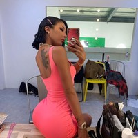 Rapper yang besar di New Jersey itu memang lebih sering menggunakan pakaian seksi. Seperti penampilannya kali yang mengenakan dress mini ketat.  Foto: dok. Instagram
