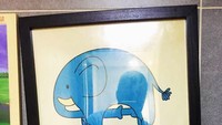 Gambar ini menggantung di kamar mandi di sebuah restoran di China. Istimewa/Boredpanda.