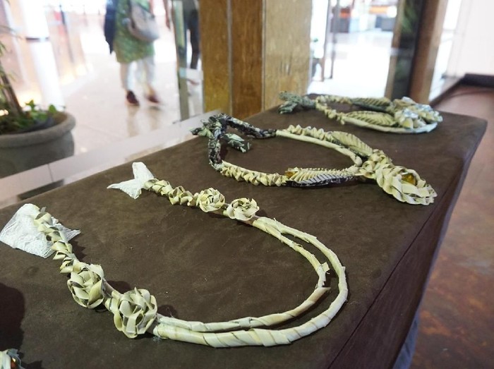 Seniman Teresa Maria Ineke Turangan membuat kalung dari janur Foto: Foto: Hestianingsih/Wolipop Seniman Teresa Maria Ineke Turangan membuat kalung dari janur Foto: Foto: Hestianingsih/Wolipop