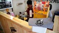 Meskipun mengikuti arus kedai kopi yang semakin banyak dan menjamur, Tapi bedanya adalah kedai kopi yang ramah disabilitas dan pekerjanya pun kaum difable. Yups, dia adalah Bang Ichwan. (FOTO: Rachman Haryanto/detikcom)  