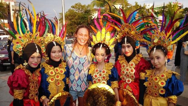 Luci berfoto dengan sejumlah penari Tari Pakarena.
