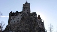 Kastil Bran bisa ditempuh dari Kota Bucharest, ibu kota Rumania dengan naik kereta selama 3 jam ke Brasov. Karena pamornya sebagai Kastil Drakula, kamu akan banyak melihat toko souvenir yang menjual pernak-pernik yang berhubungan dengan drakula, vampir atau berbau horor.  (Leo Suwandi/dTraveler)