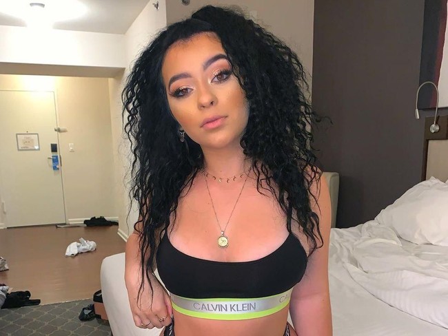 Sang ayah jadi kesal dan prihatin karena putrinya yang baru berusia 13 tahun sudah foto-foto seksi dengan lingerie hingga bikini. Seperti fotonya dengan sport bra dari Calvin Klein ini.  Foto: dok. Instagram