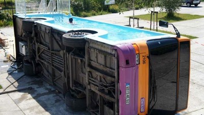 Bus Tua Disulap Jadi Kolam Renang, Begini Jadinya!