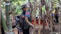 Batang bambu dengan bentuk cabang yang unik juga dipamerkan.