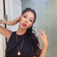 Dada seksinya rupanya bukan asli. Wanita 30 tahun itu mengaku telah melakukan operasi pembesaran payudara namun menyesalinya.  Foto: dok. Instagram