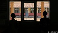 SDN Cisabuk tampak sepi dan tak ada aktivitas layaknya sekolah dasar lainnya yang penuh dengan anak-anak belajar ataupun bermain di halaman sekolah.