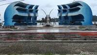 Tugu yang dibuat sebagai salah satu identitas ini mengkombinasikan lobster dan ombak smong/tsunami.