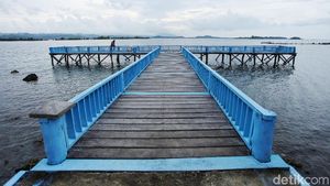 Bersantai di Jembatan Biru Kota Batu Simeulue