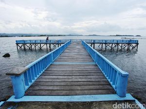Bersantai di Jembatan Biru Kota Batu Simeulue