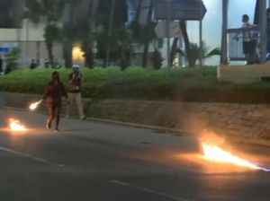 Gas Air Mata dan Bom Molotov di Demonstrasi Hong Kong
