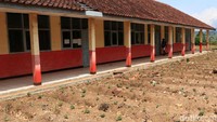 Hanya tampak beberapa orang anak-anak yang bermain di teras SDN Cisabuk yang sudah tidak beroperasi lagi.