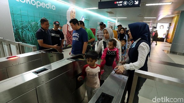 Begini Antrean Penumpang MRT Saat Weekend