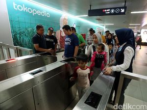 Begini Antrean Penumpang MRT Saat Weekend