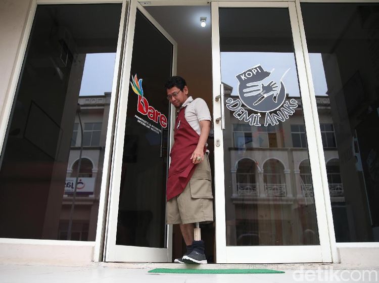 Pantang Berpangku Tangan, Barista Ini Berjuang Meski Cuma Punya Satu Kaki