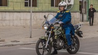 Kepolisian Korea Utara menunggangi motor. Foto: North Korea News