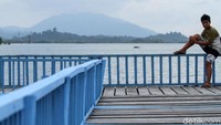 Jembatan ini selalu dikunjungi oleh warga sekitar.
