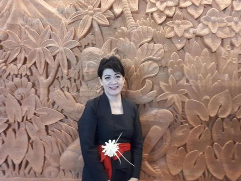 Seniman Teresa Maria Ineke Turangan membuat kalung dari janur