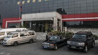 Penampakan mobil-mobil terparkir di depan salah satu pusat perbelanjaan mewah di Korea Utara. Foto: North Korea News