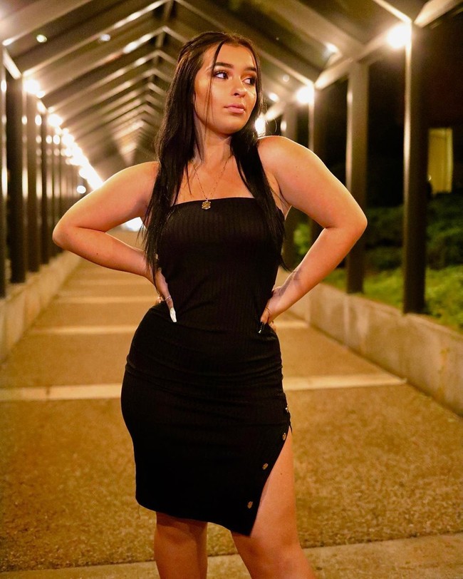 Netizen pun jadi memberikan komentar nyinyir di foto terakhir Danielle. Bersikaplah seperti usiamu, tulis netizen. Usiamu yang sebenarnya tidak cocok dengan pakaianmu, komentar netizen lainnya.  Foto: dok. Instagram