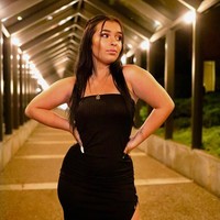 Netizen pun jadi memberikan komentar nyinyir di foto terakhir Danielle. Bersikaplah seperti usiamu, tulis netizen. Usiamu yang sebenarnya tidak cocok dengan pakaianmu, komentar netizen lainnya.  Foto: dok. Instagram