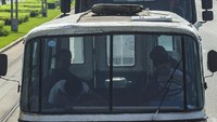 Seorang sopir tampak tengah memperbaiki bus yang rusak. Foto: North Korea News