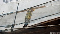 Seorang pekerja menyiapkan material untuk pembangunan tol Becakayu Seksi 2A.