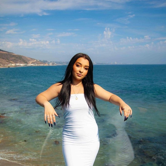 Danielle Cohn, seorang selebgram dengan followers 3,8 juta sempat jadi kontroversi karena usianya. Selebgram yang akrab disapa Dani itu sempat mengaku bawah usianya 15 tahun, namun sang ayah Dustin Cohn mengungkap usia sebenarnya dua tahun lebih muda. Foto: dok. Instagram