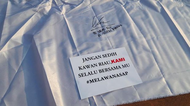 Kain putih tempat warga membubuhkan tanda tangan.