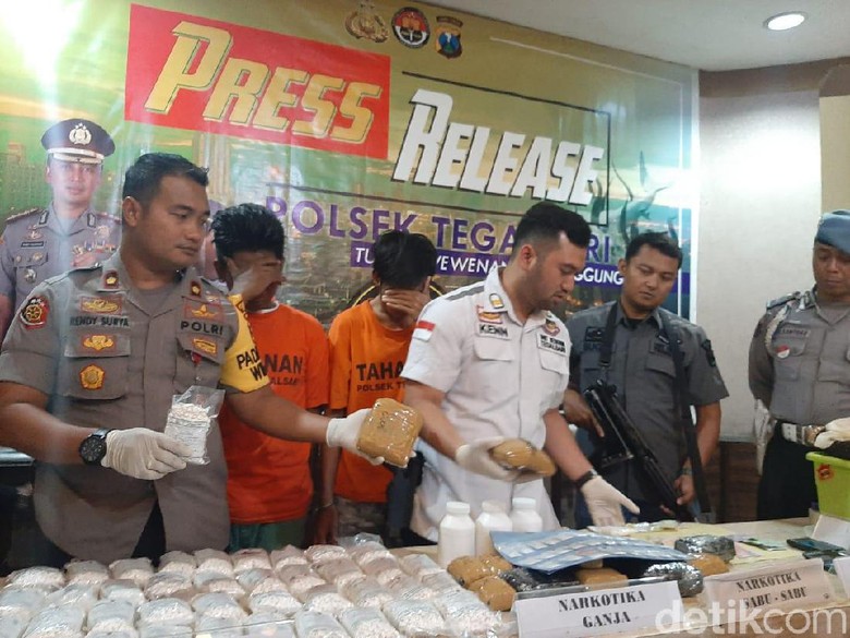 Polisi Surabaya Sita 2,5 Kg Ganja dan 48 Ribu Pil Koplo dari 2 Orang