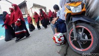 Mereka pawai keliling kota Sinabang.