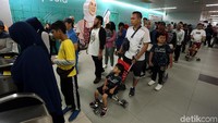 Warga rela antre panjang demi untuk menaiki MRT.