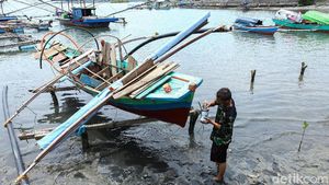 Melihat Perbaikan Kapal Pemburu Lobster di Simeulue