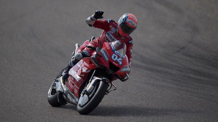JUDI ONLINE Start dari posisi ke-10, Andrea Dovizioso mampu finis di urutan kedua pada MotoGP Aragaon (Foto: Mirco Lazzari gp/Getty Images)