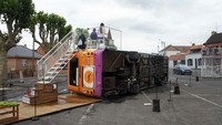 Kolam renang dari bus tua ini dapat ditemui di Prancis. Inhabitat/Romain Hayem.