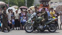 Polisi Korea Utara menunggangi motor China merek Jialing. Foto: North Korea News