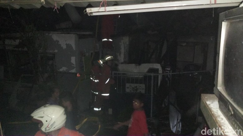 Kebakaran Permukiman Padat di Kedoya Padam, 50 Rumah Hangus Kebakaran Permukiman Padat di Kedoya Padam, 50 Rumah Hangus