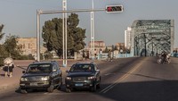 Mobil impor Lexus bersama dengan mobil merek Korea Utara Pyonghwa bersanding. Foto: North Korea News