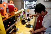 Ichwan, barista penyandang disabilitas yang sangat menginspirasi