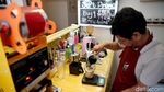 Keren! Kedai Kopi Ini Pekerjakan Penyandang Disabilitas sebagai Barista