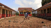 Suasana halaman Sekolah Dasar Negeri (SDN) Cisabuk, Desa Santosa, Kecamatan Kertasari, Kabupaten Bandung, nampak sepi dari aktivitas.