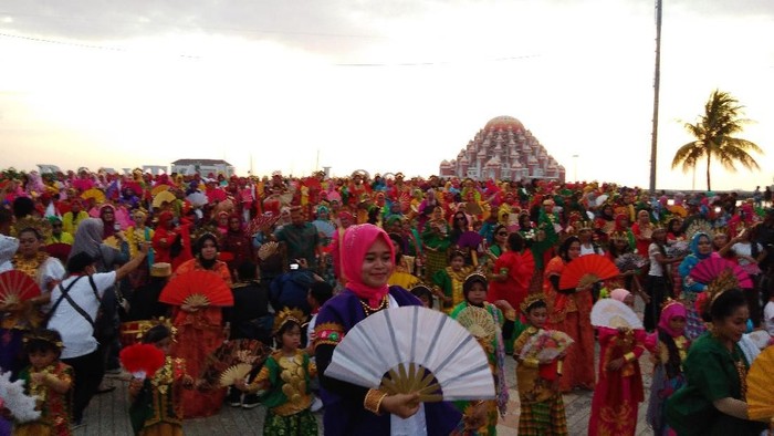 Flash mob Tari Pakarena digelar di Anjungan Pantai Losari, Makassar, Sulsel.