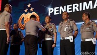 Wakapolri Komjen Ari Dono juga memberikan penghargaan kepada polisi berprestasi.