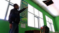 Karena terbengkalai, banyak fasilitas yang rusak seperti atap bolong.