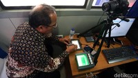 Warga juga diminta untuk tanda tangan.