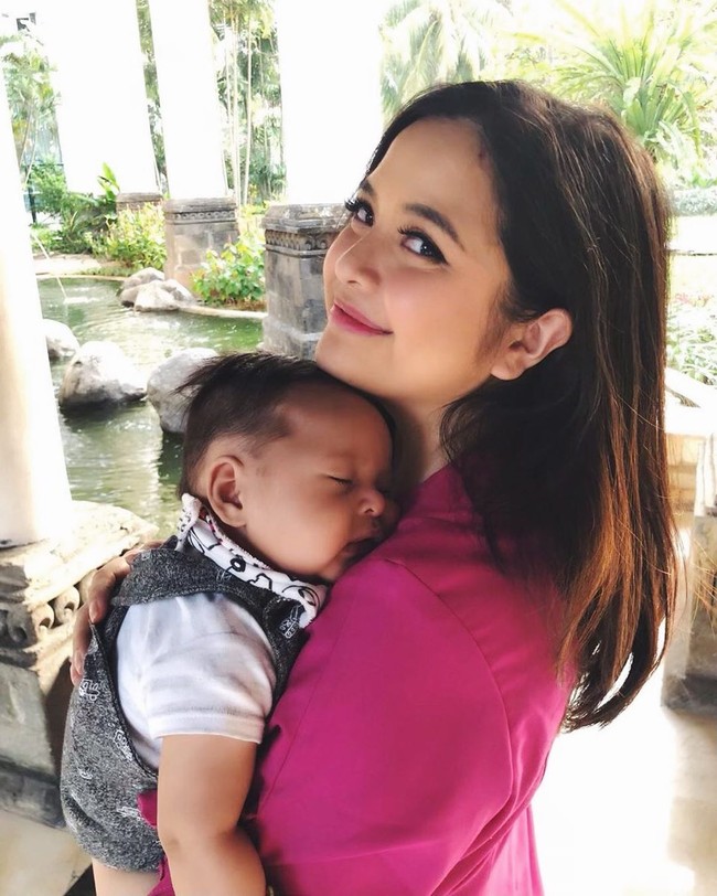 Tasya Kamila adalah salah satu artis Indonesia yang pernah menjadi korban body shaming. Perlakuan body shaming yang diterimanya itu sempat diunggahnya ke Instagram Story. Dalam Instagram Storynya itu terlihat Tasya melingkari beberapa komentar netizen di salah satu postingannya. Ada yang menyebutnya terlihat lebih gendut bahkan sampai mengiranya hamil. Foto: Instagram @tasyakamila