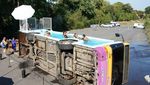 Bus Tua Disulap Jadi Kolam Renang, Begini Jadinya!
