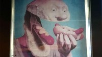 Sebuah gambar di restoran ini bikin ngeri makan hotdog. Istimewa/Boredpanda.